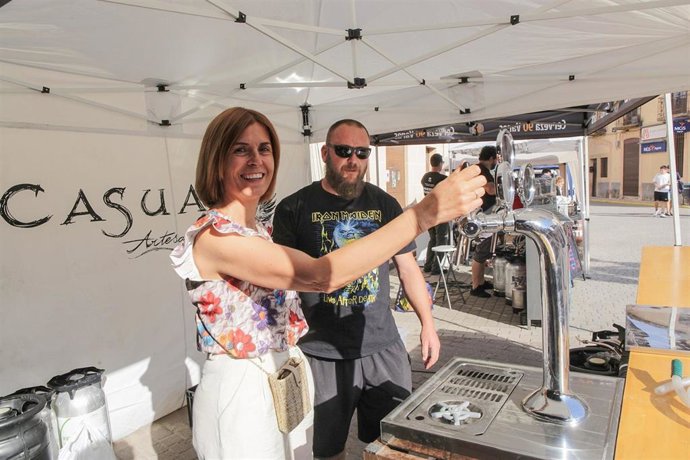 La diputada de Promoción Provincial y Desarrollo Rural Sostenible, Magdalena Rodríguez, en la feria 'Amor a primera birra' en Prádena (Segovia).
