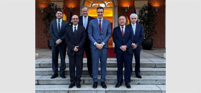 Reunión del presidente del Gobierno, Pedro Sánchez (centro), con representantes de Broadcom en julio de 2023