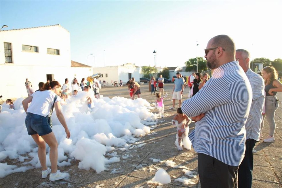 El poblado de Doña Blanca del Puerto celebra sus fiesta de verano con atracciones, música y fiesta del agua.