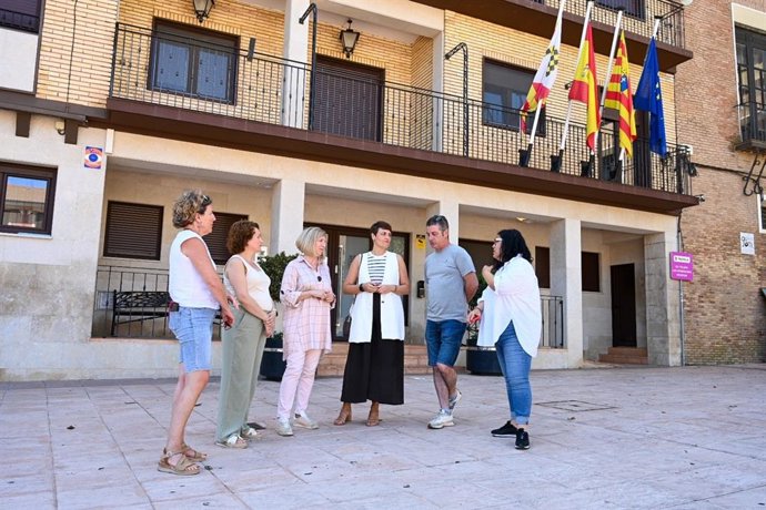 La secretaria de Organización del PSOE Aragón, Manuela Berges, en el centro, junto a la portavoz adjunta del grupo parlamentario y portavoz socialista en el Ayuntamiento de Tarazona,  Leticia  Soria, este domingo en Pedrola