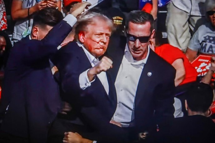 Archivo - Arquivo - SCREENSHOT - 14 de julho de 2024, EUA, Butler: O ex-presidente dos EUA, Donald Trump, é retirado do palco pelo serviço secreto após ser atingido por tiros durante seu comício de campanha para as eleições presidenciais em Butler, Pensil
