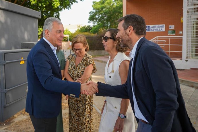 El alcalde de Sevilla, José Luis Sanz, visita Autismo Sevilla.