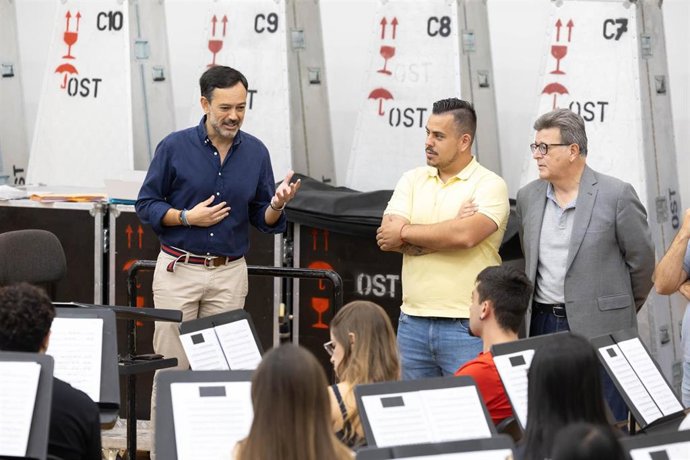 El vicepresidente del Cabildo de Tenerife, Lope Afonso, y el consejero de Cultura, José Carlos Acha, en una visita al local de ensayo de la Banda Insular de música