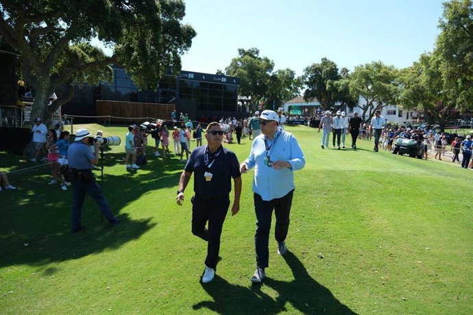 El consejero de Turismo y Andalucía Exterior, Arturo Bernal (d.), este domingo en el Real Club Valderrama en Sotogrande