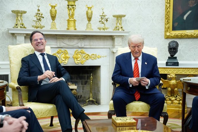 Archivo - 13 de março de 2025, Washington, Distrito de Columbia, EUA: O presidente dos Estados Unidos, DONALD TRUMP, reúne-se com MARK RUTTE, secretário-geral da Organização do Tratado do Atlântico Norte (OTAN), à esquerda, no Salão Oval da Casa Branca, e