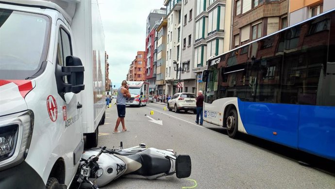 Archivo - Accidente de moto en Oviedo con motorista fallecido