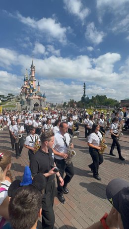 La banda de Alcalá de Guadaíra llena con su música el parque Disney de París
