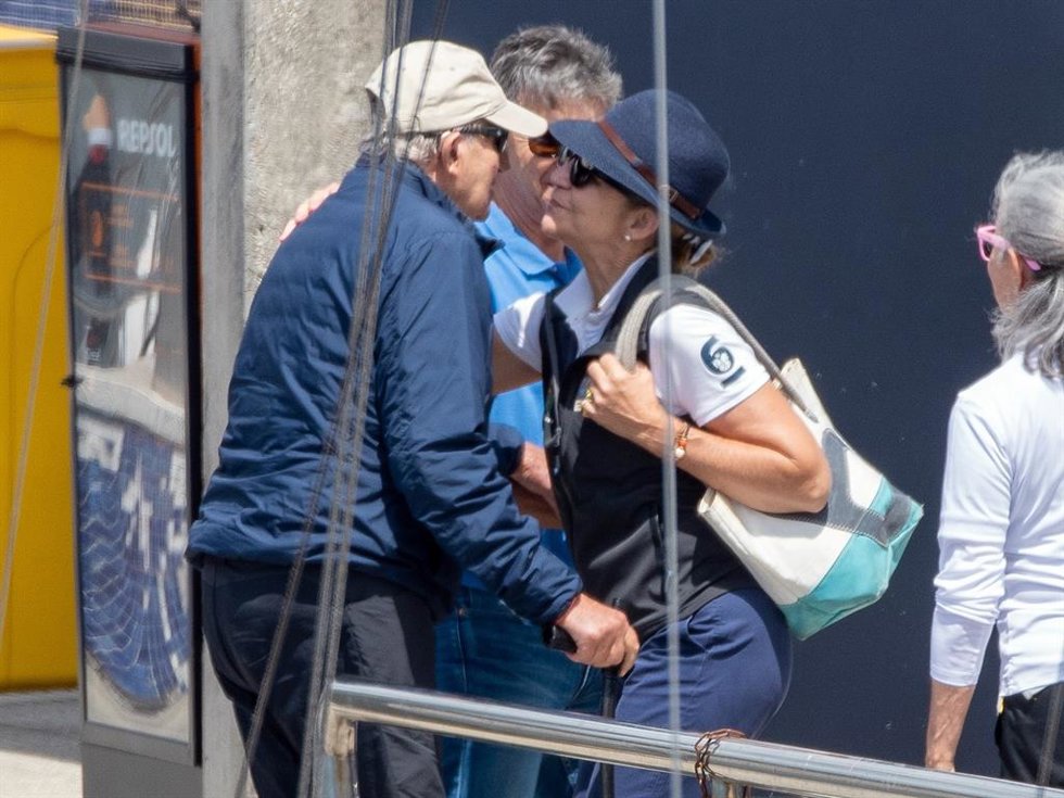 El Rey Juan Carlos y la Infanta Elena en el puerto de Sanxenxo (España).