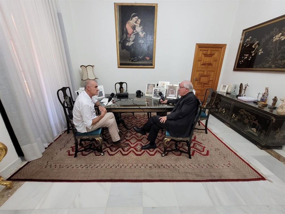 El arzobispo de Sevilla, José Ángel Saiz Meneses y el portavoz del grupo municipal socialista, Antonio Muñoz.