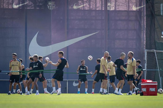 Archivo - 19 July 2024, Spain, Barcelona: Barcelona players take part in a training session at Ciutat Esportiva Joan Gamper. Photo: Felipe Mondino/Ipa Sport/IPA via ZUMA Press/dpa