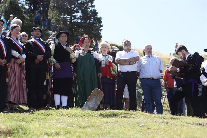 El consejero José Mª Aierdi ha asistido este mediodía en el paraje de Ernaz (Isaba / Izaba) a la ceremonia del Tributo de las Tres Vacas, el tratado transfronterizo en vigor más antiguo de Europa, que este año celebrara por primera vez en 1375.