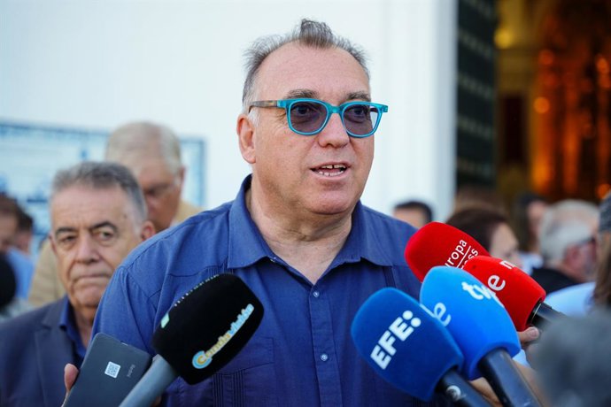 El consejero de Turismo y Andalucía Exterior, Arturo Bernal atiende a los medios ante del paso de los equinos  por la puerta de la ermita. A 26 de junio de 2026 en Almonte,  Huelva, Andalucía (España). La consejera de Sostenibilidad y Medio Ambiente, Cata