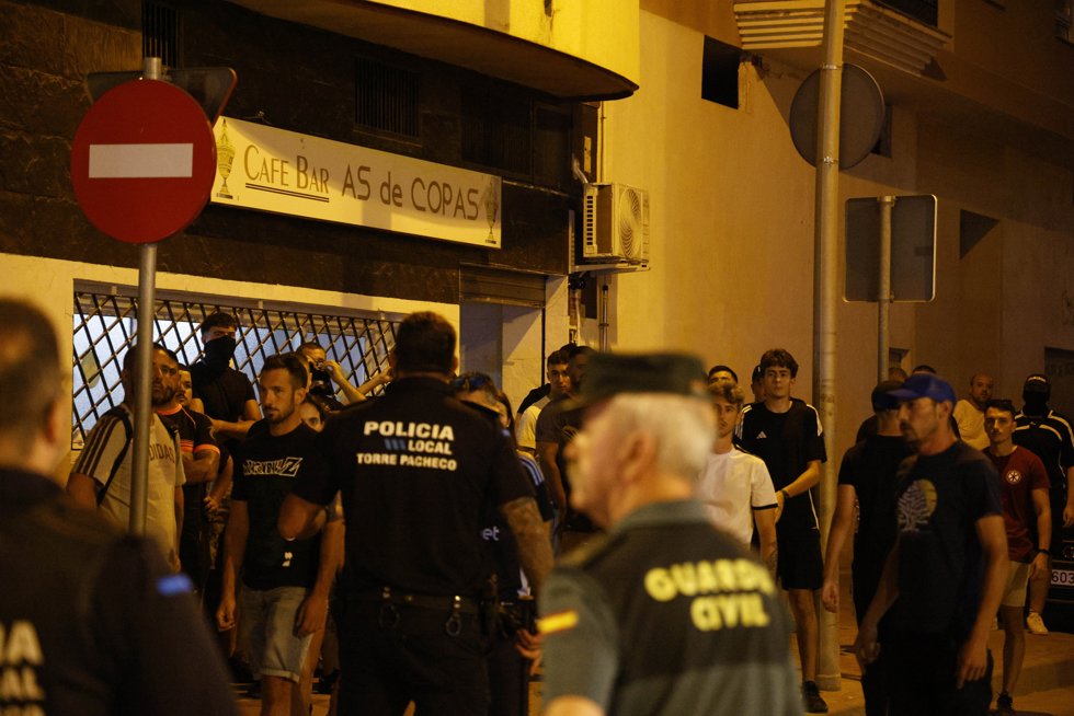 Agentes de Policía Local y Guardia Civil durante los altercados en Torre Pacheco, a 12 de julio de 2025, en Torre Pacheco, Murcia (España). Tras una noche de altercados, la Guardia Civil ha arrestado a una persona y cinco han resultado heridas leves.