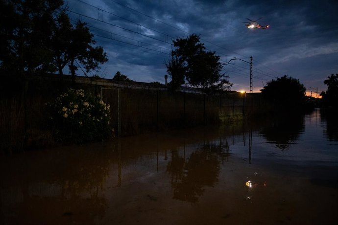 Inundações na cidade de Cubelles, em Barcelona, durante as chuvas causadas pela tempestade na província de Barcelona, em 12 de julho de 2025, em Cubelles, Barcelona (Espanha). A AEMET estendeu nesta manhã o alerta vermelho para toda a Catalunha.