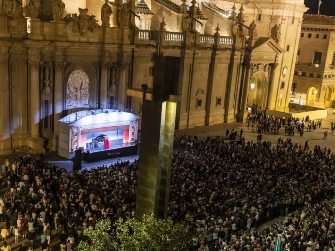Actuación de la carroza del Real en Zaragoza