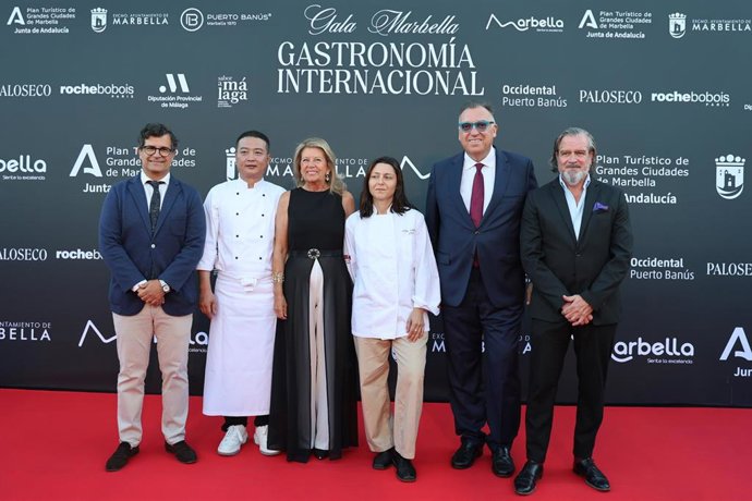 La alcaldesa, Ángeles Muñoz, el consejero de Turismo, Arturo Bernal, y del CEO de la marina, Juan Núñez acompañados en gala de gastronomía internacional de Puerto Banús.