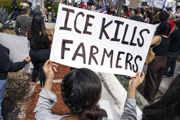 11 de julho de 2025 - Oxnard, Califórnia, EUA - Pessoas se reúnem na prefeitura de Oxnard para protestar contra as batidas realizadas pelo ICE e pela Homeland Security nas instalações de cultivo de maconha da Glass House Farms.  Dezenas de trabalhadores d