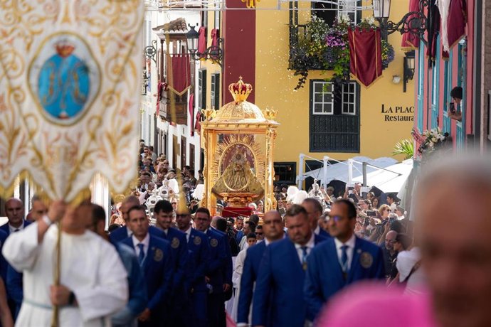 Decenas de personas durante la procesión del Pendón Real y la Entrada Triunfal de la Virgen de Las Nieves en Santa Cruz de La Palma