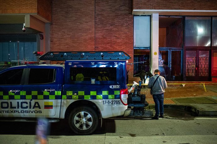 Archivo - Arquivo - 20 de novembro de 2024, Bogotá, Cundinamarca, Colômbia: A polícia do esquadrão criminalista e antibombas da Colômbia revisa a detonação de uma bomba perto do Instituto Penitenciário da Colômbia (INPEC) em 20 de novembro de 2024 em Bogo