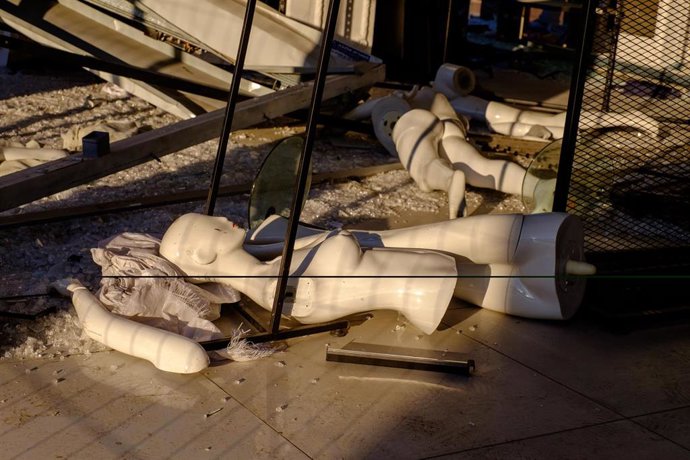 Daños provocados por el impacto de un proyectil iraní en Rehovot, Israel