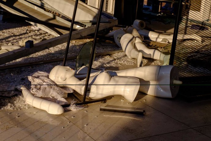 9 de julho de 2025, Rehovot, Israel: Manequins são esmagados e jogados no chão em uma grande loja de moda na cidade de Rehovot, na região central de Israel. Os ataques com mísseis balísticos lançados pelo Irã contra cidades na região central de Israel cau