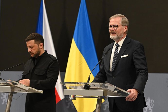 Archivo - Arquivo - 5 de maio de 2025, Praga, República Tcheca: O presidente da Ucrânia, Volodymyr Zelenskyy (à esquerda), conhecido como Zelensky, e o primeiro-ministro tcheco, Petr Fiala (à direita), são vistos durante uma coletiva de imprensa conjunta 