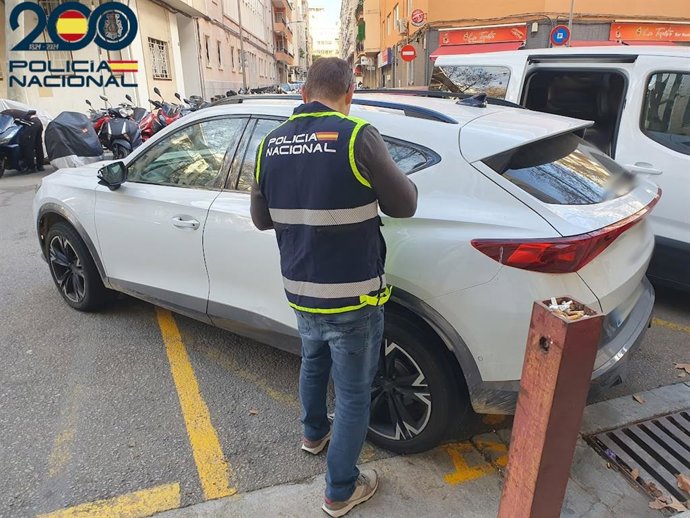 La Policía Nacional detiene a un hombre por robar en el interior de vehículos en Palma