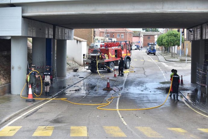 Efectivos de la Unidad Militar de Emergencias (UME) durante las labores de limpieza y desescombro en Grisén por las fuertes lluvias del viernes 11 de julio, a 12 de julio de 2025, en Grisén, Aragón (España).