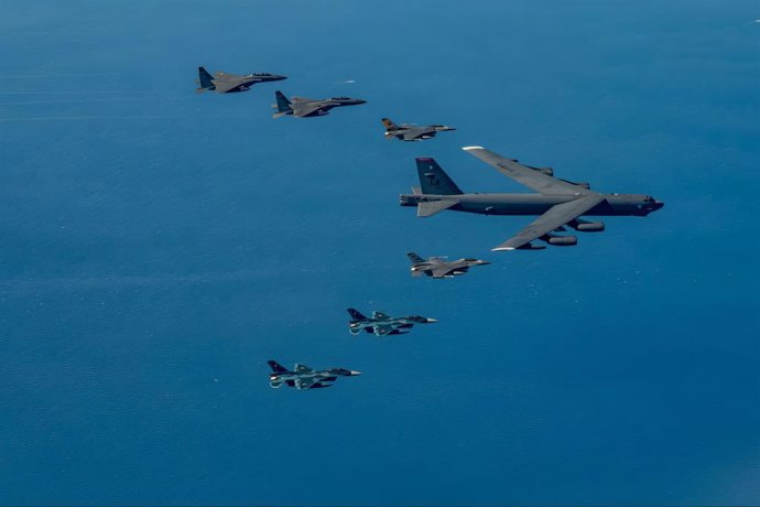 Archivo - October 23, 2023, Seoul, South Korea: U.S. Air Force B-52H bomber, center, F-16 fighter jets, South Korean Air Force F-15K fighter jets, left, and Japanese Air Force F-2 fighter jets, right, fly in formation during a joint air drill near Korean 