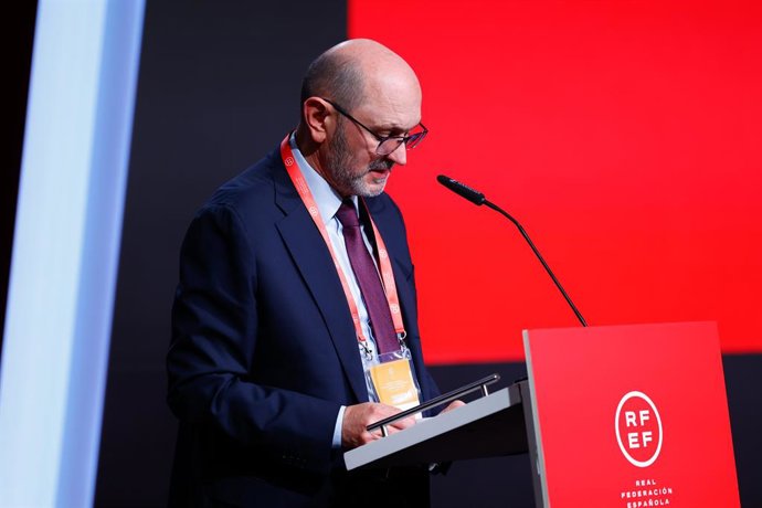Archivo - Rafael Louzan, Presidente da Real Federação Espanhola de Futebol, participa da Assembleia Geral para as eleições da Presidência e da Comissão Delegada da RFEF na Ciudad del Futbol em 16 de dezembro de 2024, em Las Rozas, Madri, Espanha.