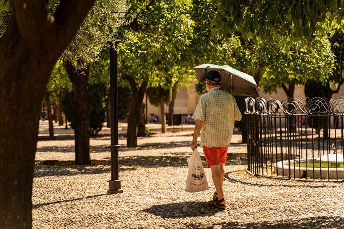Archivo - Turistas y cordobeses se resguardan del sol para hacer frente a las altas temperaturas. 