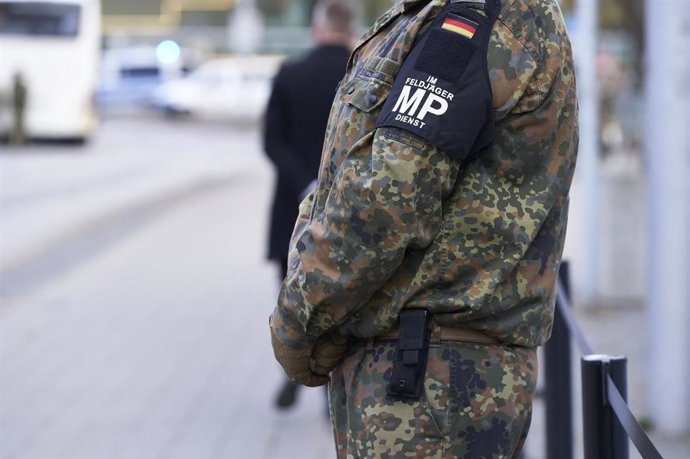 Archivo - Imagen de archivo de un policía militar alemán 