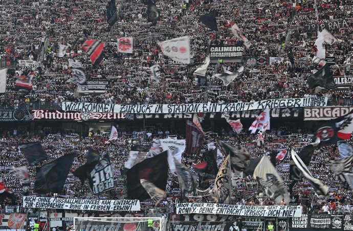 Archivo - 31 August 2024, Hesse, Frankfurt/Main: Eintracht Frankfurt fans wave their flags ahead the German Bundesliga soccer match between Eintracht Frankfurt and TSG 1899 Hoffenheim at the Deutsche Bank Park. Photo: Arne Dedert/dpa - WICHTIGER HINWEIS: 