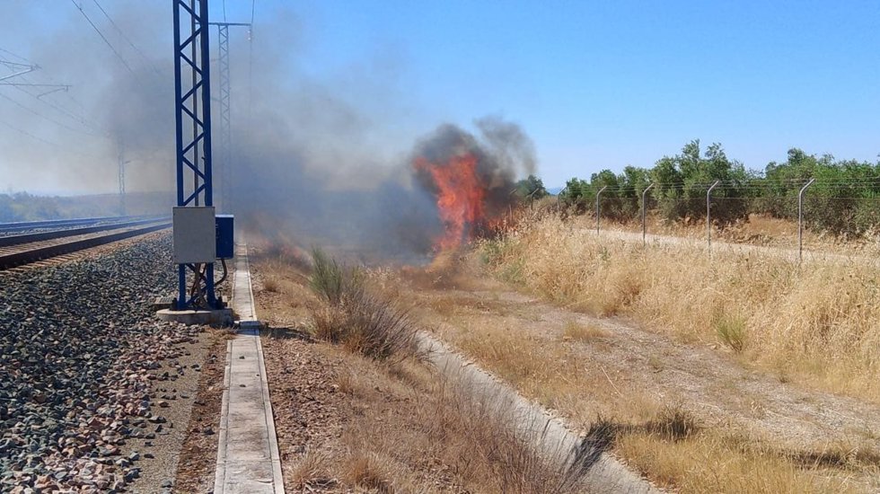 Imagen del incendio que ha obligado a cortar la circulación en Córdoba.