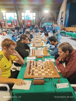 El joven francés Loïc Travandon, con la camiseta de la selección colombiana, frente al israelí Dan Zoler en el 44º Open Internacional de Ajedrez Villa de Benasque.