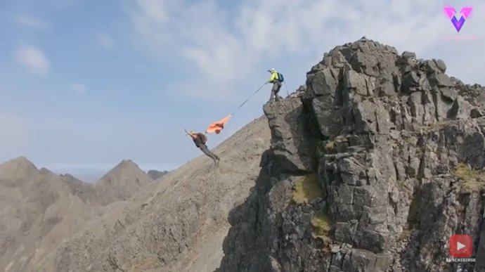 Archivo - Tres adictos a la adrenalina hacen salto BASE desde una montaña escocesa
