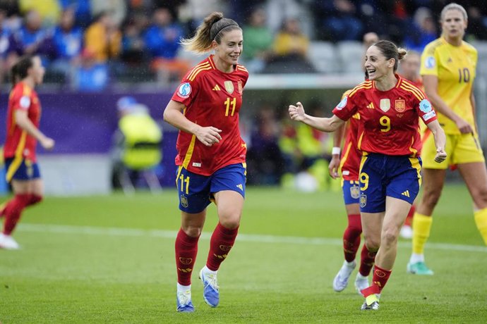 07 de julho de 2025, Suíça, Thun: Alexia Putellas (esq.), da Espanha, comemora o primeiro gol de sua equipe com a colega de equipe Esther Gonzalez durante a partida de futebol do Grupo D da UEFA Women's Euro 2025 entre Espanha e Bélgica na Arena Thun. Fot