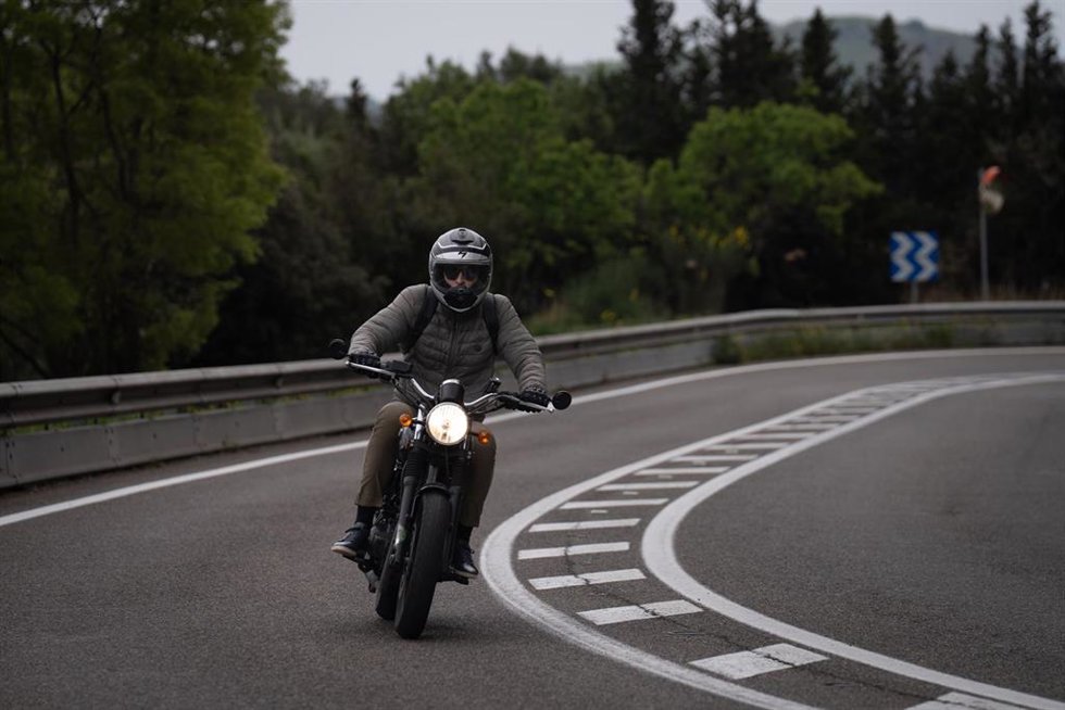 Archivo - Una moto circula por una carretera.