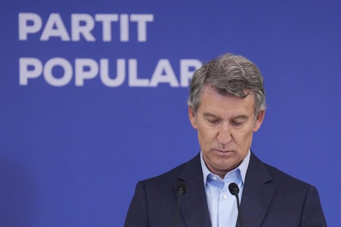 O Presidente do Partido Popular, Alberto Núñez Feijóo, fala durante uma reunião com líderes locais do PP, no Hotel Lamaro, em 11 de julho de 2025, em Barcelona, Catalunha (Espanha). Alberto Núñez Feijóo viajou a Barcelona para se reunir com líderes locais