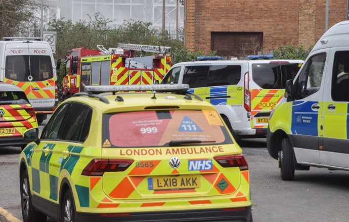 Equipos de emergencias acuden al incendio en la subestación eléctrica de North Hyde en Hayes en Londres