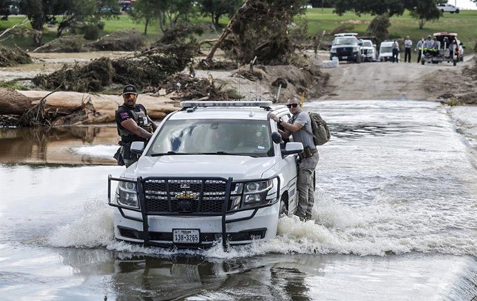 8 de julho de 2025, Kerrville, Texas, EUA: Uma viatura do xerife do condado de Wilson acompanha dois socorristas envolvidos em busca e resgate em uma estrada inundada do Center Point River, ao norte de Center Point, Texas, em 8 de julho de 2025.  Terça-fe