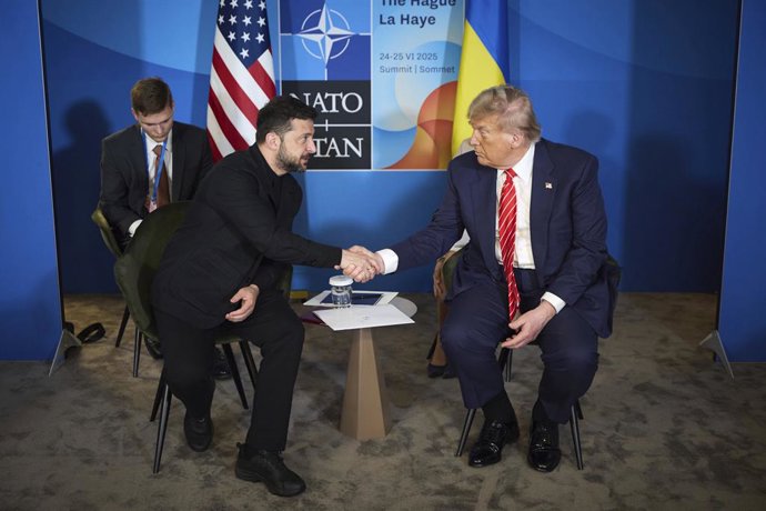 25 de junho de 2025, Haia, Holanda: O presidente dos EUA, Donald Trump, à direita, aperta a mão do presidente ucraniano Volodymyr Zelenskyy, à esquerda, durante sua reunião bilateral à margem da cúpula da OTAN de 2025, em 25 de junho de 2025, em Haia, Hol