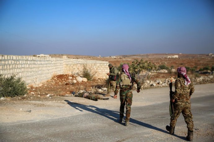 Archivo - Arquivo - 28 de novembro de 2024, campo ocidental de Aleppo, província de Aleppo, Síria: Aleppo, Síria, 28 de novembro de 2024. Um rebelde sírio morto na zona rural do oeste de Aleppo durante uma ofensiva militar dos combatentes da oposição síri