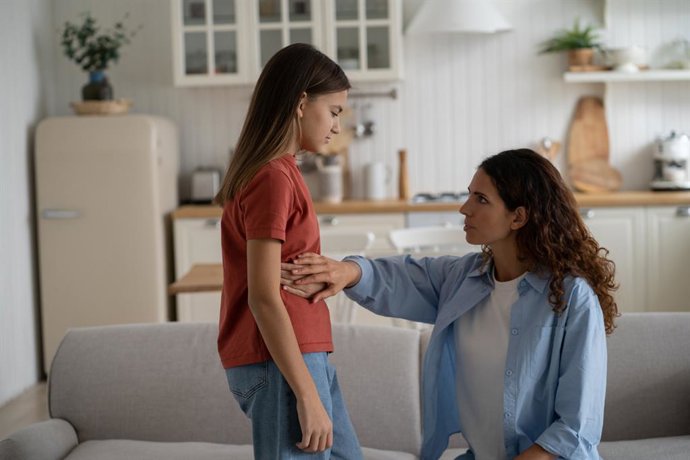 Archivo - Madre e hija dolor de regla