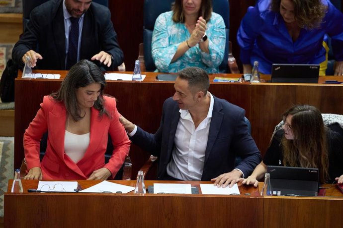 Archivo - La portavoz de Más Madrid en la Asamblea de Madrid, Manuela Bergerot (i), y el diputado de Más Madrid, Emilio Delgado (c), durante la segunda sesión del Debate del Estado de la Región, en la Asamblea de Madrid, a 13 de septiembre de 2024, en Mad