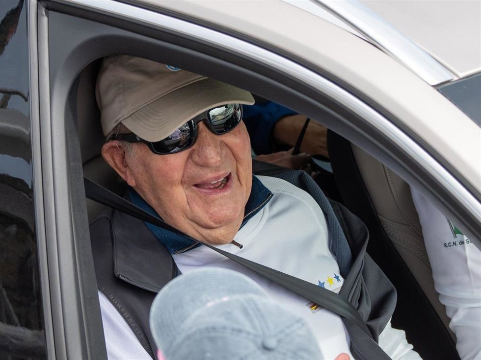 El Rey Juan Carlos a su llegada al puerto deportivo de Sanxenxo este domingo