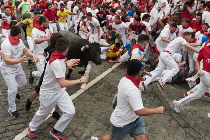 Archivo - Arquivo - Corredores durante a última corrida de touros de San Fermín 2024, em 14 de julho de 2024, em Pamplona, Navarra (Espanha). Hoje, as festas de San Fermín 2024, celebradas desde 6 de julho, chegam ao fim com a "Pobre de mí" (Pobre de mim)
