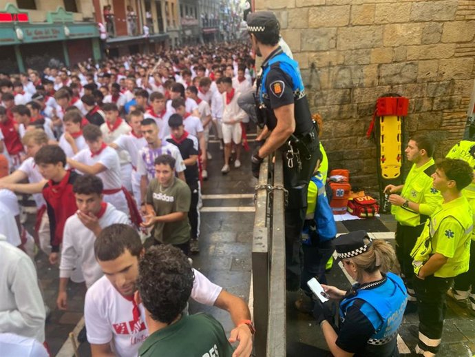 Voluntarios de DYA y agentes de la Policía Municipal durante el encierro.