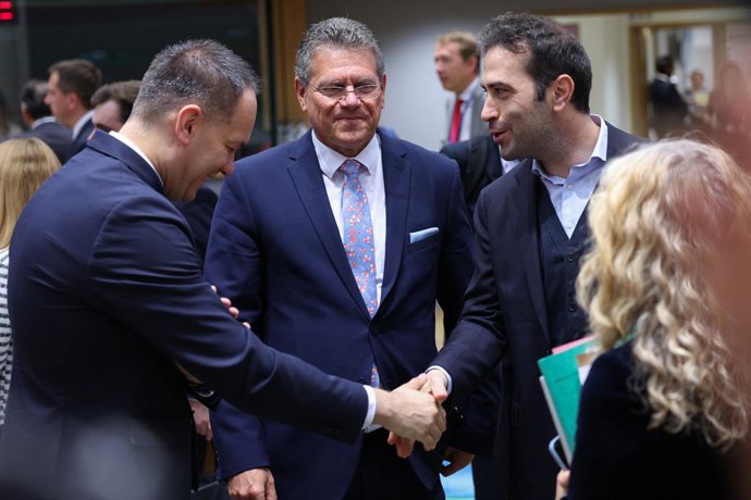 Archivo - El ministro de Economía, Carlos Cuerpo (d), y el comisario de Comercio y Seguridad Económica, Maros Sefcovic (c), en una reunión de ministros de Comercio celebrada en mayo en Bruselas.
