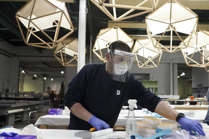 Archivo - Un operario en una empresa de Bizkaia
